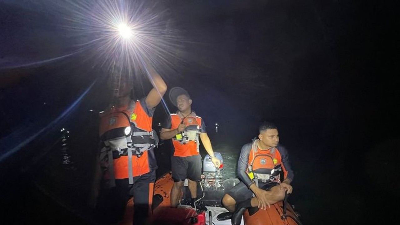 Tim SAR gabungan melakukan operasi pencarian terhadap seorang wanita berusia 20 tahun yang dilaporkan hilang terseret ombak di objak wisata Pantai Natsepa Ambon. (3/8) (ANTARA/HO/Basarnas Ambon)
