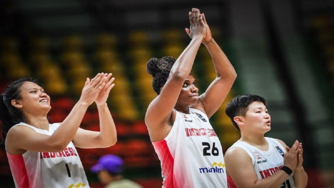 Pemain Timnas Bola Basket Putri Indonesia Dyah Lestari (kiri), Kimberley Pierre-Louis (tengah), dan Nathania Claresta Orville (kanan). ANTARA/HO-FIBA