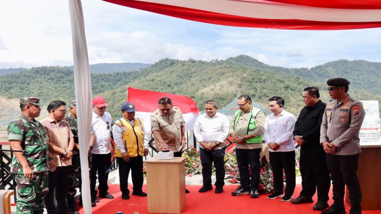 Gubernur Sulawesi Utara Olly Dondokambey didampingi Kepala Balai Wilayah Sungai Sulawesi I, I Komang Sudana dan pejabat lainnya, menekan tombol tanda dimulainya pengisian awal Bendungan Lolak di Kabupaten Bolaang Mongondow. ANTARA/HO-DKIPS (1)