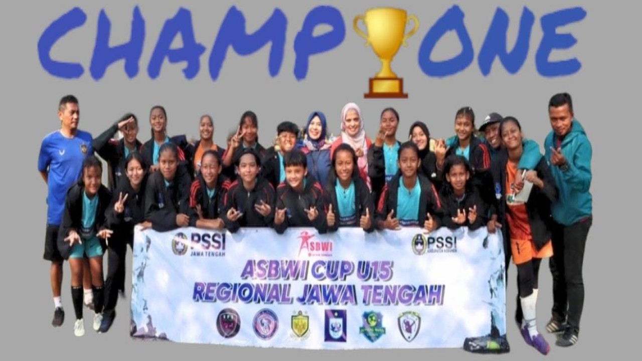 Para pemain dan pelatih PSIS Bina Sentra Women Semarang saat juara Piala ASBWI U-15 Regional Jawa Tengah di Kebumen pada Juli 2023/ist