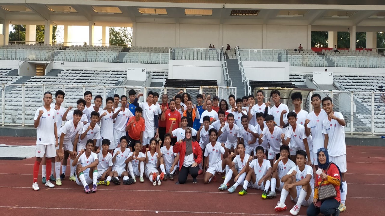 Para pemain peserta Seleknas Blispi 2023 di Stadion Madya GBK berfoto bersama mantan pemain tim nasional yang merupakan pengurus Blispi yakni Rully Nere dan Firman Utina, para pelatih dan jajaran pengurus