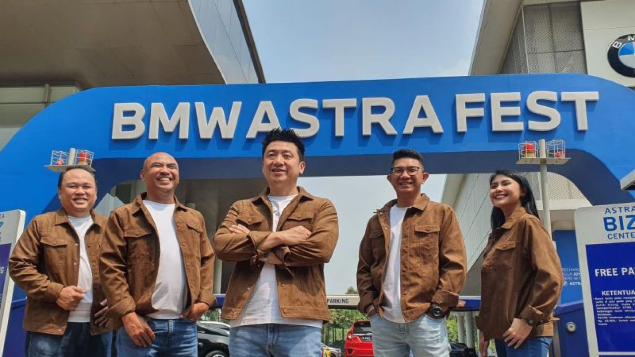 (Kiri-Kanan) Aftersales Departement Head BMW Astra Budi Kurniawan, Operation Manager BMW Astra Teguh Widodo, Chief Executive BMW Astra Sanfrantis Tanu (tengah), Operation Manager BMW Astra Used Car Terry, dan Marketing Departement Head BMW Astra Martha Andhyka mengenalkan kembali "BMW Astra Fest" di BMW Astra Serpong, Tangerang Selatan, Rabu (9/8/2023). (ANTARA/Livia Kristianti)