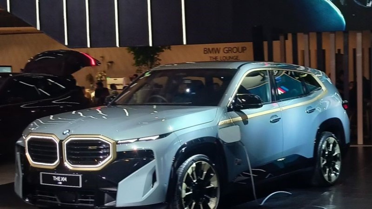 BMW XM ditampilkan di ajang GIIAS 2023, ICE BSD, Tangerang, Kamis (10/8/2023) (ANTARA/Fathur Rochman)