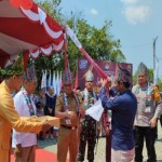 Bupati Tabalong H Anang Syakhfiani melepas pawai kirab di Taman Giat Tanjung, Selasa. ANTARA/Herlina Lasmianti.-1691552533