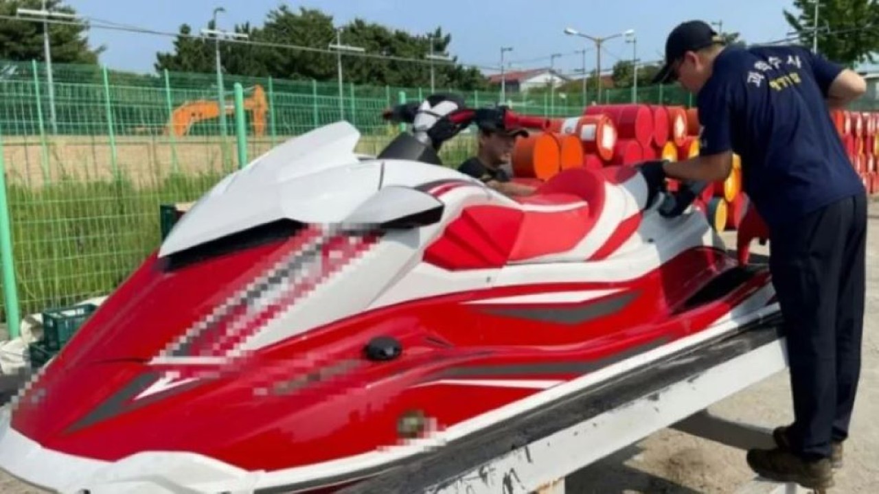 Pria asal China yang diyakini sebagai Kwon Pyong dikatakan mengalami masalah dengan jet skinya saat mendekati kota Incheon. (AFP)