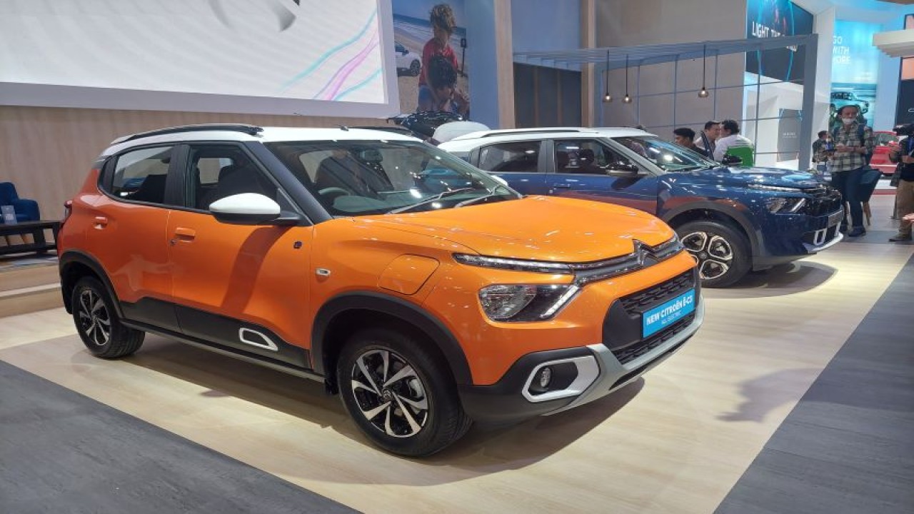 Citroën memboyong SUV the All-New C3 Aircross dan mobil listrik berbasis baterai New Ë-C3 di ajang GIIAS 2023 di Tangerang, Kamis (10/8/2023). (ANTARA/Adimas Raditya)