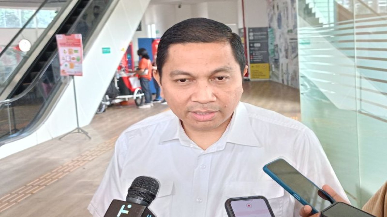 Direktur Operasi dan Keselamatan TransJakarta Daud Joseph di Halte TransJakarta CSW, Jakarta Selatan, Rabu (23/8/2023). ANTARA/Siti Nurhaliza