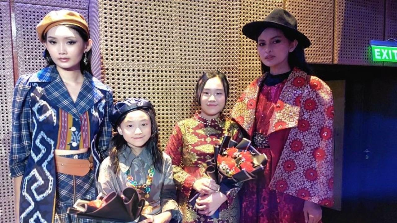 Michelle Liu dan Catherine Liu bersama baju hasil karyanya dalam acara media gathering IN2MF Front Row Paris di Jakarta, Kamis (24/8/2023). (ANTARA/Fitra Ashari)