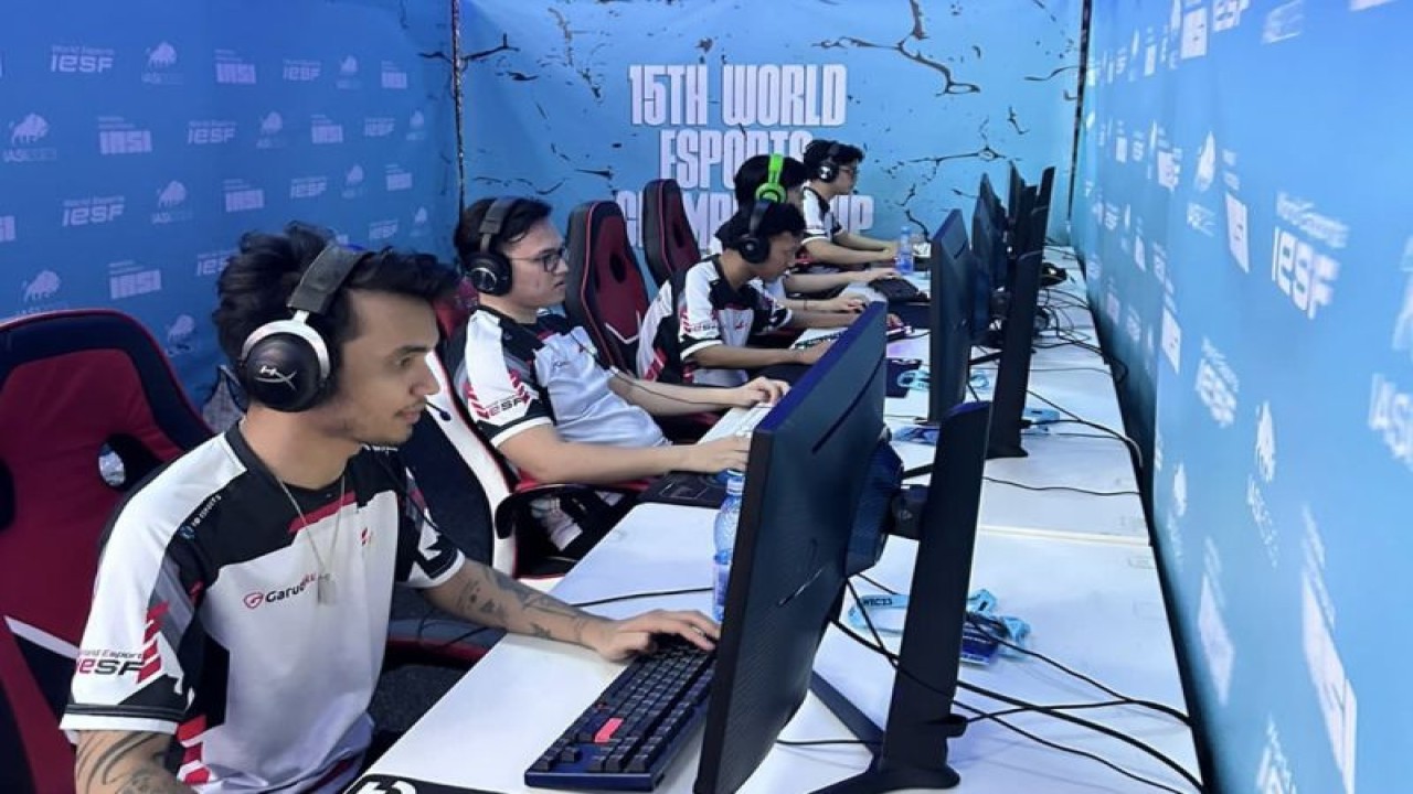 Tim nasional esports Indonesia nomor gim DOTA2 saat berlaga di Kejuaraan Dunia Esports IESF 2023 di Iasi, Rumania, Minggu (27/8/2023). (ANTARA/HO/PB ESI)