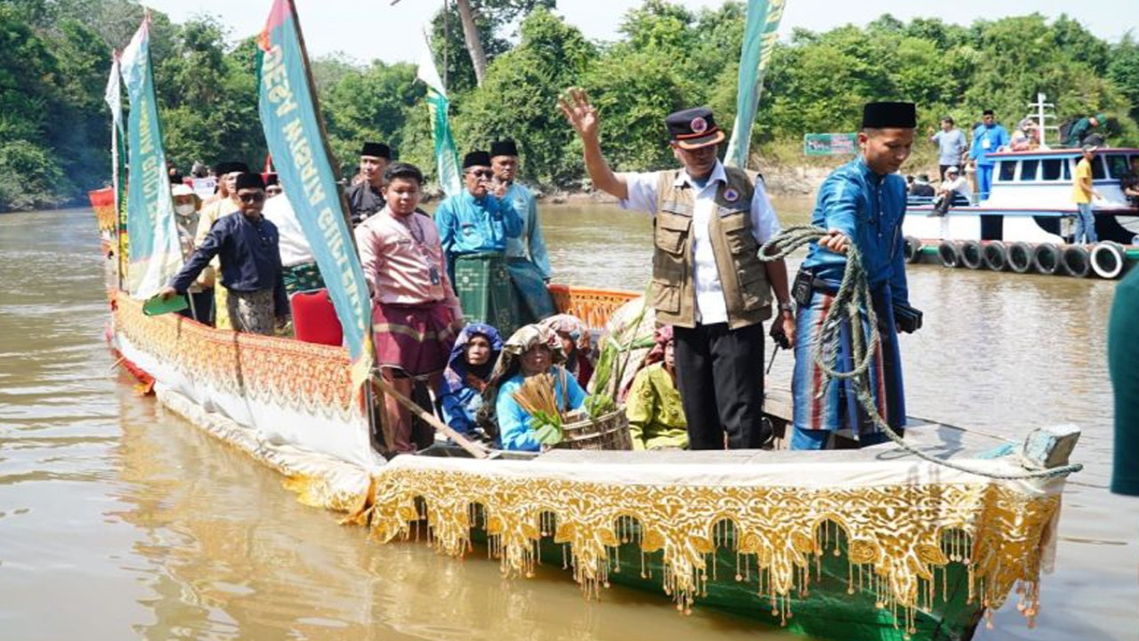 Wakil Gubernur Jambi Abdullah Sani saat mengarungi Sungai Batanghari saat mengadiri acara Bebiduk Bersamo di Kabupaten MuaroJambi.(ANTARA/HO/Diskominfo Jambi)