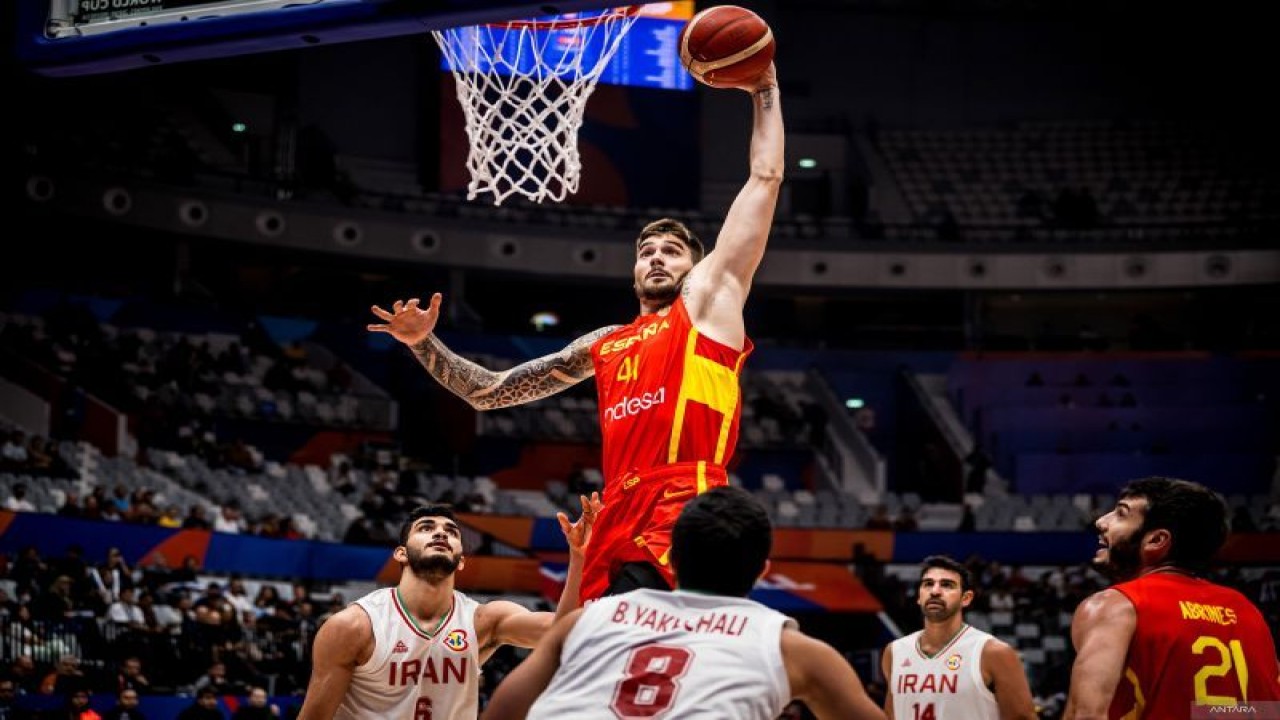 Pebasket timnas Spanyol Juancho Hernangomez saat memasukkan bola ke dalam ring timnas basket Iran pada gim ketiga Grup G Piala Dunia FIBA 2023 di Indonesia Arena Gelora Bung Karno, Jakarta, Rabu (30/8/2023) (ANTARA/HO/FIBA)