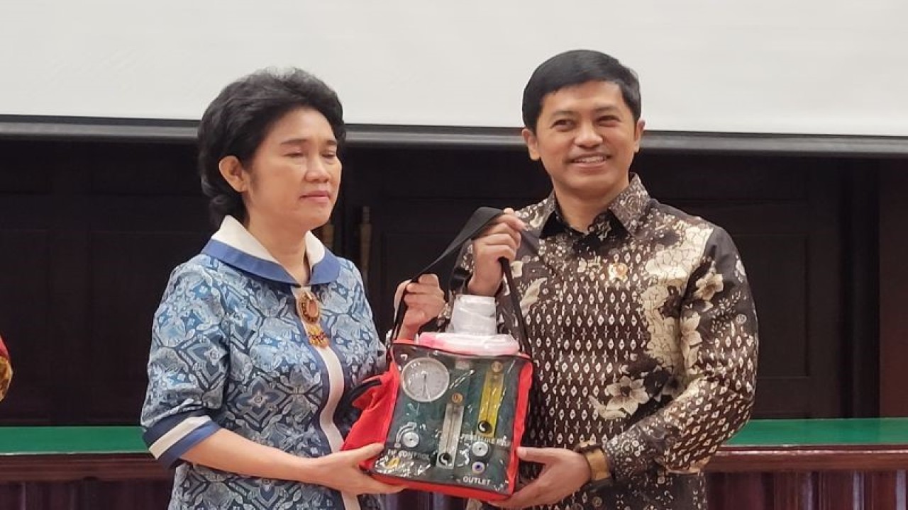 Guru Besar FKUI sekaligus peneliti produk tersebut Prof. Dr. dr. Rinawati Rohsiswatmo (kiri) menyerahkan alat bantu pernapasan bayi kepada Wakil Menteri Kesehatan (Wamenkes) Dante Saksono Harbuwono dalam acara Peluncuran Ulang Mixsafe Transport Infant Blending Resuscitator yang diikuti di Jakarta, Senin (14/8/2023). (ANTARA/Sean Filo Muhamad)