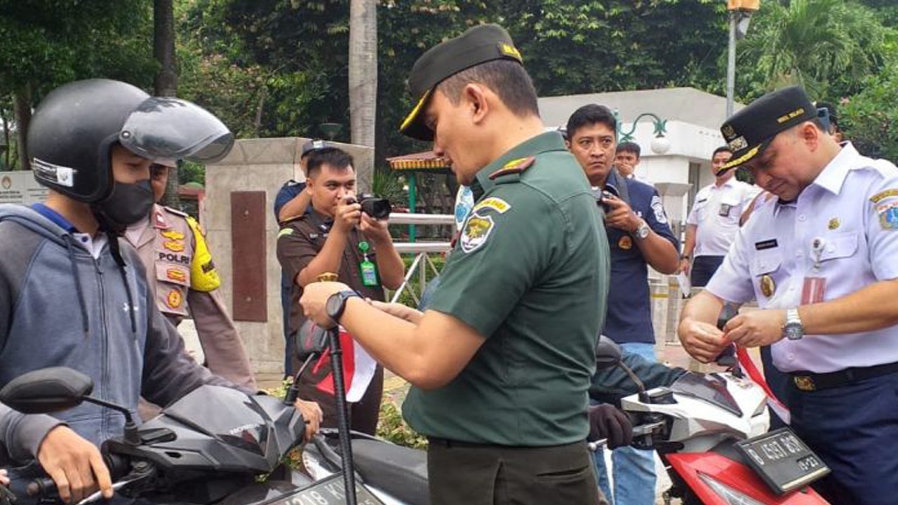 Forum Komunikasi Pimpinan Daerah (Forkopimda) Jakarta Barat (Jakbar) membagikan bendera merah putih berukuran kecil bagi pengendara motor di Jalan Kembangan Raya, Jakarta Barat, Rabu (02/08/2023). ANTARA/HO-Humas Pemkot Jakbar