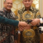 Foto bersama usai Wakil Ketua DPR RI Lodewijk F. Paulus melantik Budhy Setiawan (dua dari kiri)-1693470835