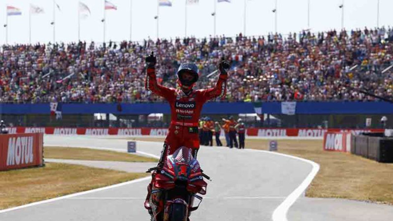 Pebalap Ducati Lenovo Francesco Bagnaia berselebrasi usai memenagi MotoGP Belanda 2023 di Sirkuit Assen, Belanda, Minggu (25/6/2023). ANTARA FOTO/REUTERS/Piroschka Van De Wouw/rwa.