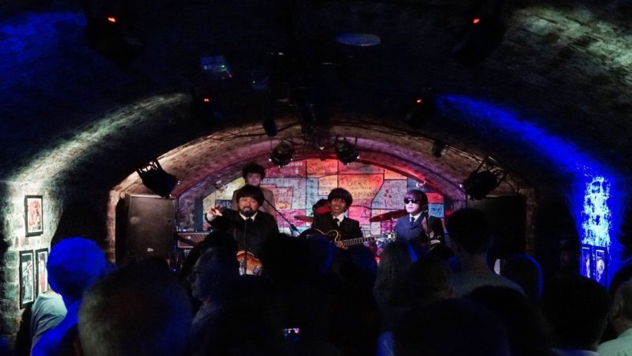 Grup band G-Pluck kala tampil di Cavern Club Front pada gelaran Liverpool International Beatleweek Festival 2023, Inggris Raya, Kamis (24/8/2023). (ANTARA/Ahmad Faishal)