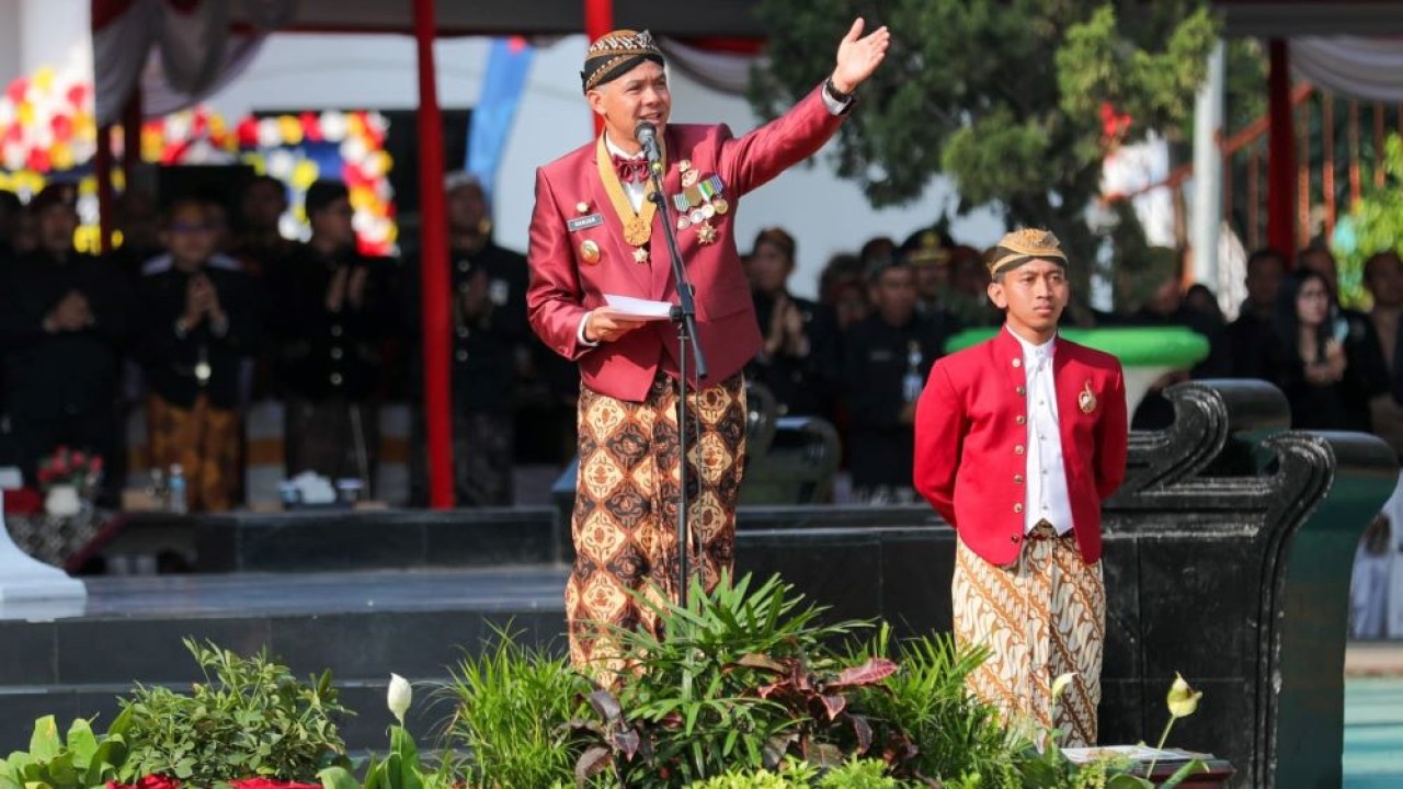 Gubernur Jawa Tengah (Jateng) Ganjar Pranowo memimpin upacara Hari Ulang Tahun (HUT) ke-78 Provinsi Jawa Tengah, Sabtu (19/8/2023).  (Humas Jateng)