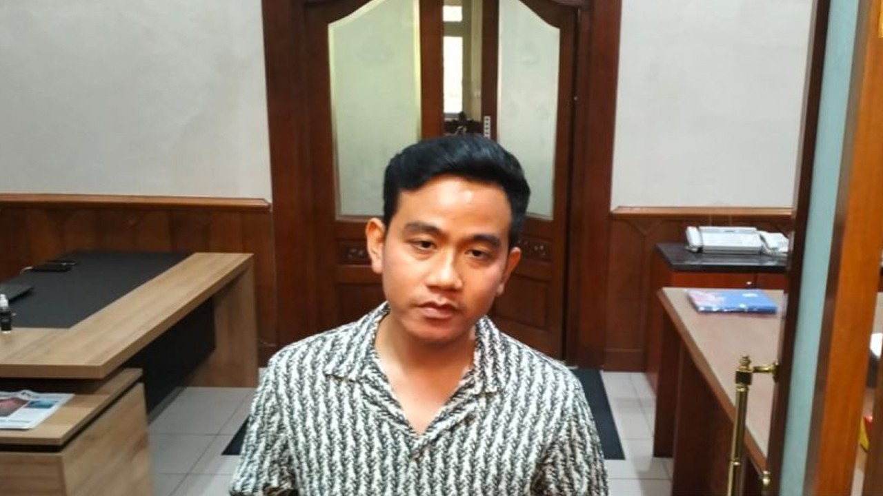 Wali Kota Surakarta Gibran Rakabuming Raka memberikan keterangan kepada wartawan di Solo, Kamis (3/8/2023). ANTARA/Aris Wasita