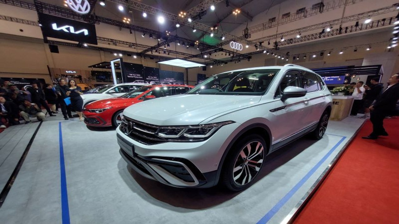 The New Golf GTI dan The All-New Tiguan Allspace di ajang Gaikindo Indonesia International Auto Show (GIIAS) 2023 di Tangerang, Kamis (10/8/2023). (ANTARA/Adimas Raditya)