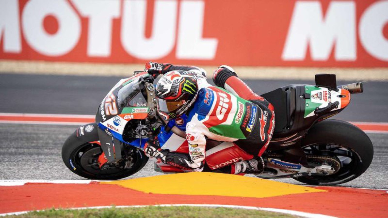 Pembalap LCR Honda Castrol Alex Rins memacu kecepatan sepeda motornya pada sesi latihan bebas MotoGP Amerika Serikat 2023 di Circuit of the Americas, Austin, Texas, AS (14/4/2023). ANTARA FOTO/Dustin Safranek-USA TODAY Sports via Reuters/aww.