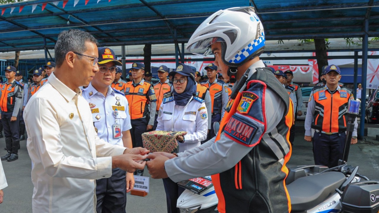 Penjabat (Pj.) Gubernur DKI Jakarta Heru Budi Hartono menyerahkan 186 motor listrik kepada petugas Dinas Perhubungan (Dishub) DKI Jakarta, di Kantor Dinas Perhubungan DKI Jakarta, Jakarta Pusat, Jumat (11/8/2023). (Istimewa/jakarta.go.id)