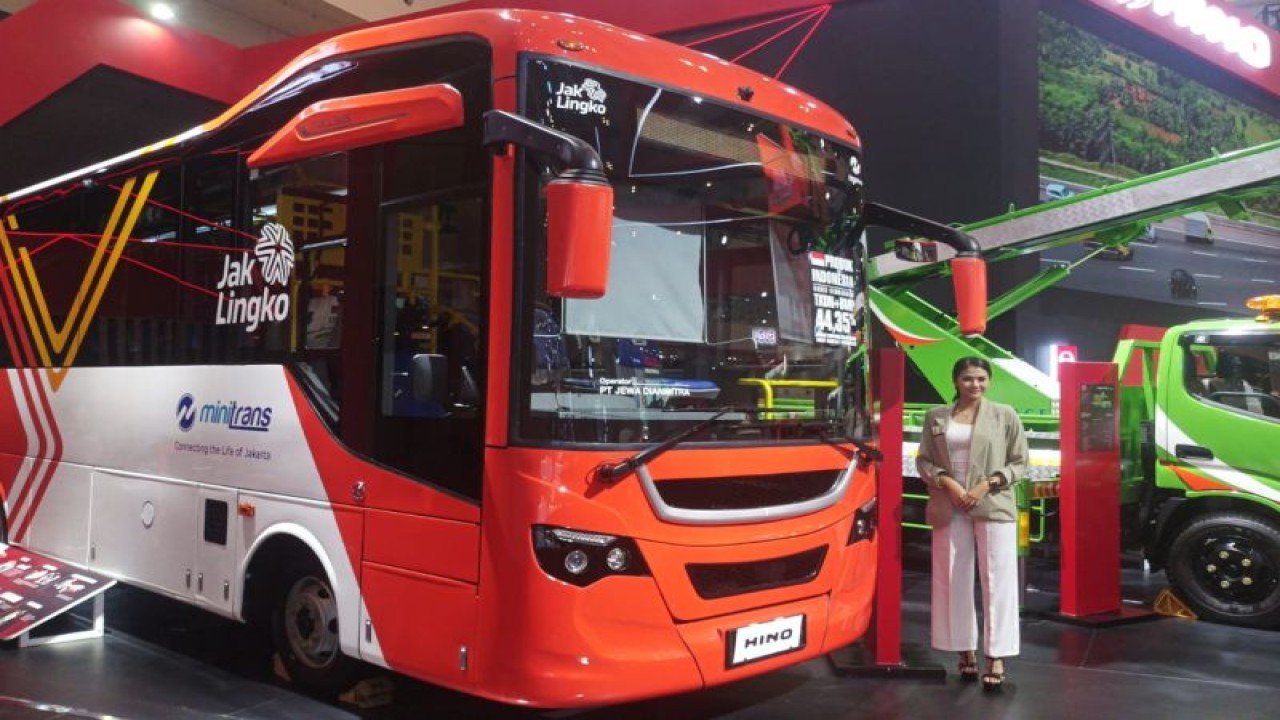 Berbagai kendaraan yang ada di Booth Hino pada ajang GIIAS 2023. (NTARA/H)/HINO)