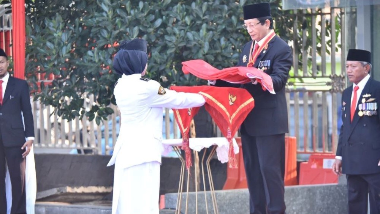 Ketua Harian BPMI dan Imam Besar Masjid Istiqlal Jakarta, Prof. Dr. KH. Nasaruddin Umar, M.A., sebagai Inspektur Upacara peringatan HUT RI ke-78 bersama tokoh lintas agama. (Istimewa/istiqlal.or.id)