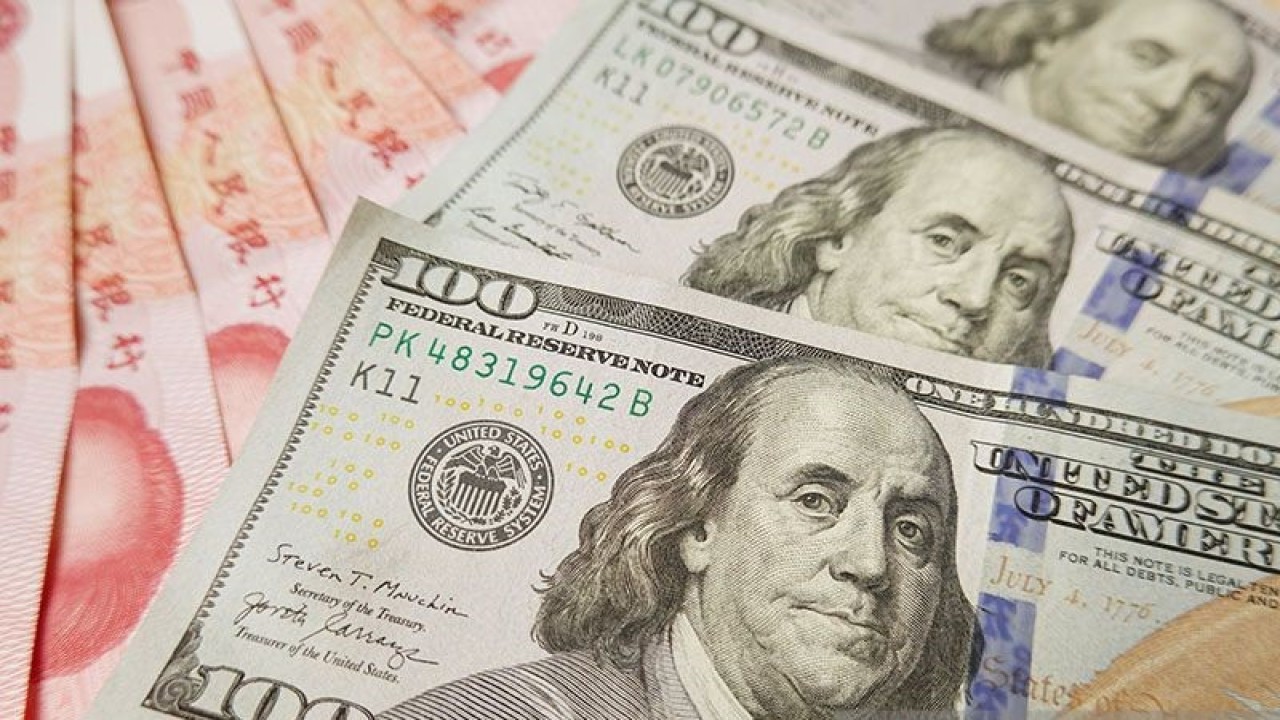 Ilustrasi - Uang kertas 100 dolar AS dan uang kertas 100 yuan RMB China. ANTARA/Sheldon Cooper / SOPA Images/Sip via Reuters Connect/pri.