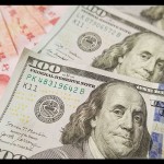 Ilustrasi - Uang kertas 100 dolar AS dan uang kertas 100 yuan RMB China. ANTARA/Sheldon Cooper / SOPA Images/Sip via Reuters Connect/pri.-1691391698