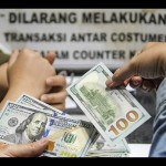 Ilustrasi - Warga menukarkan mata uang dolar AS di sebuah gerai money changer di Jakarta. ANTARA FOTO/Galih Pradipta/wsj/aa.-1691562409