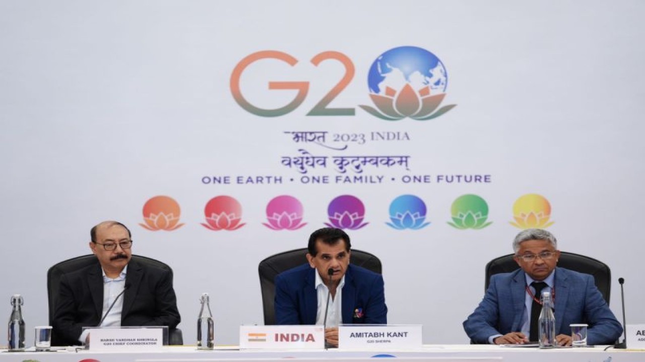 Kepala Koordinator Presidensi G20 India Harsh Vardhan Shringla (kiri), Sherpa G20 India Amitabh Kant (tengah), Sekretaris Pendamping Presidensi G20 India untuk aspek substantif AbhayThakur (kanan) pada pengarahan pers di New Delhi pada Senin (14/8/2023). (ANTARA/HO-Kementerian Luar Negeri India)