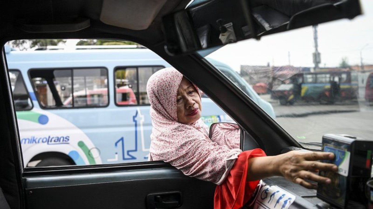 Arsip Foto - Seorang penumpang melakukan pembayaran menggunakan kartu Jaklingko saat akan menaiki angkutan kota Mikrotrans di Terminal Pulo Gadung, Jakarta, Selasa (4/10/2022). ANTARA FOTO/M Risyal Hidayat/aww/aa.