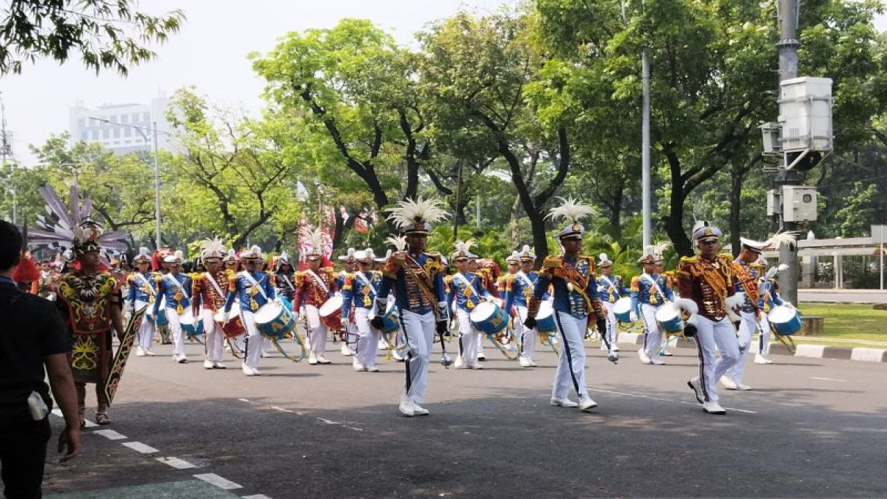 Korps marching band TNI-Polri mengiringi Kirab Kereta Kencana Ki Jaga Rasa yang membawa duplikat bendera pusaka merah putih menuju Monumen Nasional pada acara gladi bersih Upacara Peringatan Detik-detik Proklamasi, Jakarta, Selasa (15/8/2023). (ANTARA/Sasti)