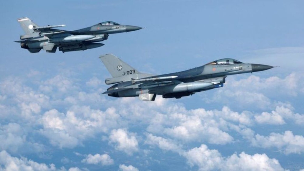 Jet tempur F-16 Angkatan Udara Belanda terbang yang menggambarkan bagaimana Polisi Udara NATO melindungi wilayah udara Sekutu di wilayah utara dan timur laut Aliansi, 4 Juli 2023. (Piroschka van de Wouw/Dok. Reuters)