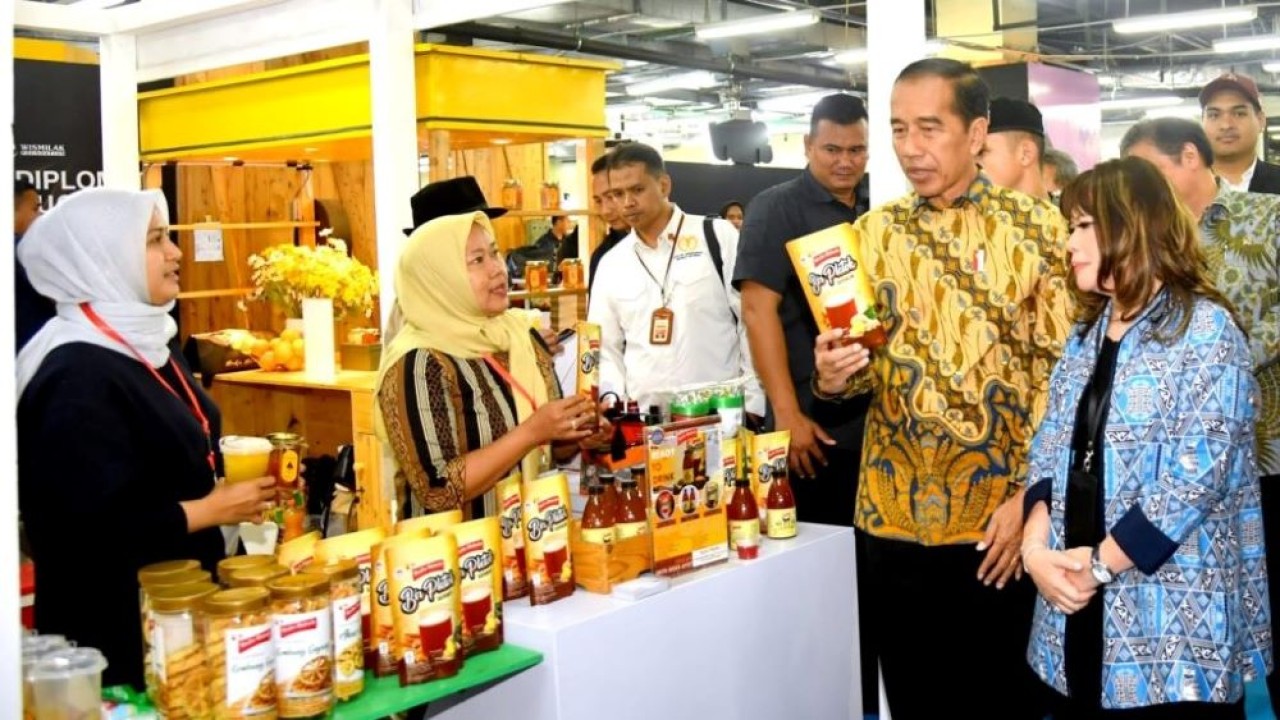 Presiden Jokowi meninjau pameran Apindo, Senin (31/7/2023), di Jakarta. (Foto: BPMI Setpres)