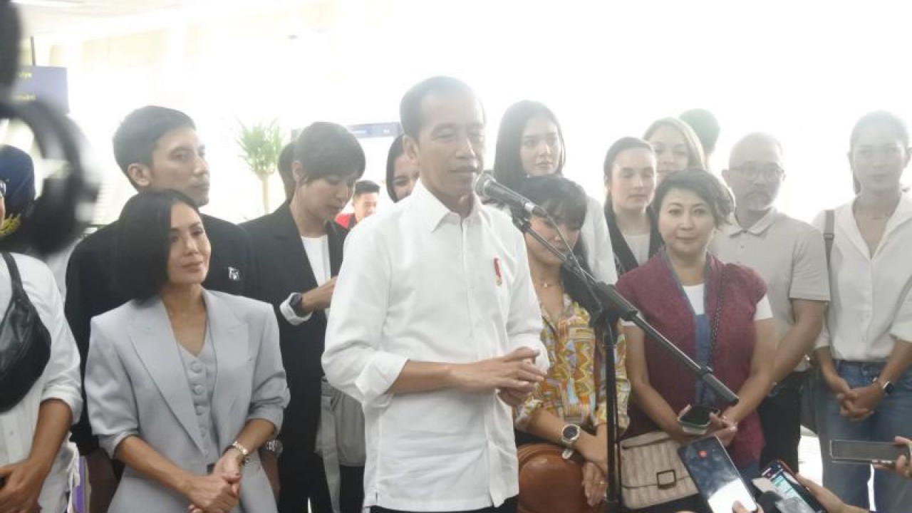 Presiden Joko Widodo menjawab pertanyaan wartawan usai menjajal LRT dari Stasiun Jati Mulya, Bekasi menuju Stasiun Dukuh Atas, Jakarta pada Kamis (10/8/2023). (ANTARA/Indra Arief P)