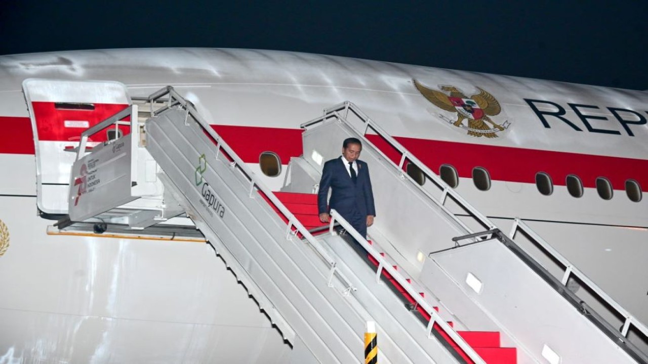 Presiden Jokowi tiba di Bandara Kualanamu, Deli Serdang, Sumatra Utara (Sumut), Jumat (25/8/2023). (BPMI Setpres)