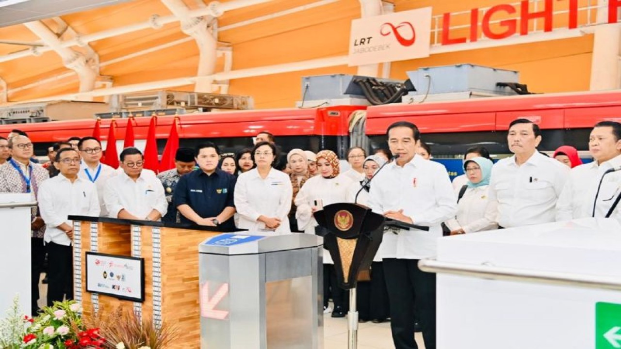 Presiden Joko Widodo saat meresmikan LRT Jabodebek di Stasiun Cawang, Jakarta, Senin (28/8/2023). ANTARA/HO-presidenri.go.id