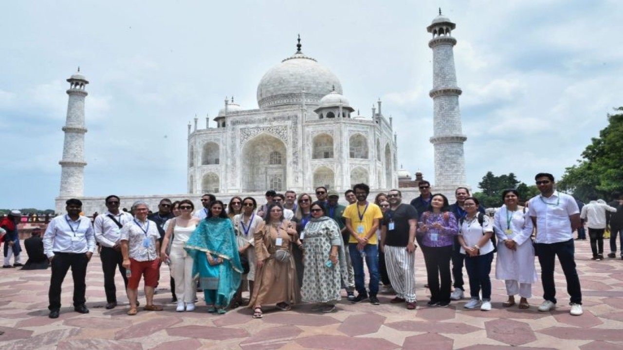 Para jurnalis dari negara anggota G20 yang mengikuti program kunjungan sosialisasi Presidensi G20 India berkunjung ke Taj Mahal di Agra, Uttar Pradesh pada Minggu (13/8/2023). (ANTARA/HO-MEA India)