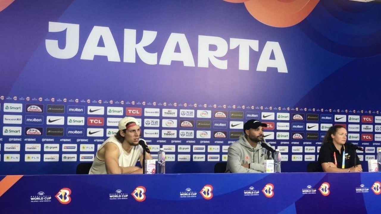 Kapten tim Kanada Kelly Olynk (kiri) dan pelatih Kanada Jordi Fernandez saat mengikuti konferensi pers jelang pertandingan melawan Prancis di FIBA Basketball World Cup 2023 di Indonesia Arena, kawasan GBK, Jakarta, Kamis (24/8/2023). (ANTARA/Zaro Ezza Syachniar)