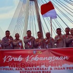 Kapolda Kepri Irjen Tabana Bangun (tengah) usai kegiatan pengibaran 78 bendera di jembatan I Barelang (ANTARA/Yude)-1692178085