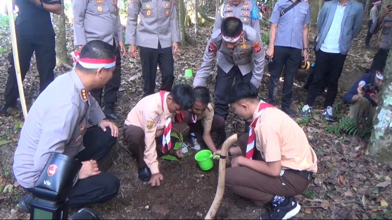 Kapolda Jabar, Kapolresta Bandung, beserta PJU Polda Jabar Dan Polresta Bandung serta masyarakat dan pelajar lakukan penanaman pohon.