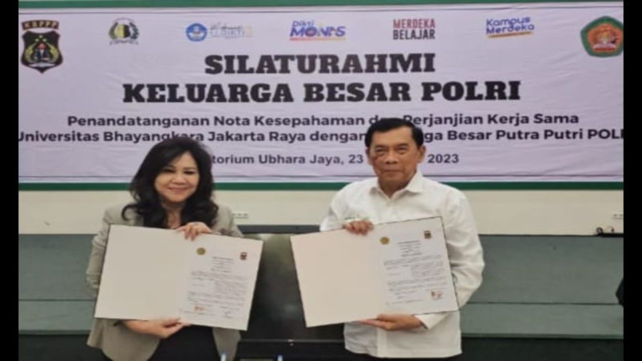 Ketua Umum KBPP Polri Evita Nursanty bersama Rektor Ubhara Jaya Irjen Pol (Purn) Prof Bambang Karsono memperlihatkan nota kesepahaman dan nota kerja sama bidang pengabdian masyarakat di antara kedua belah pihak usai ditandatangani di Jakarta, Rabu (23/8/2023). (ANTARA/HO-Humas KBPP Polri)