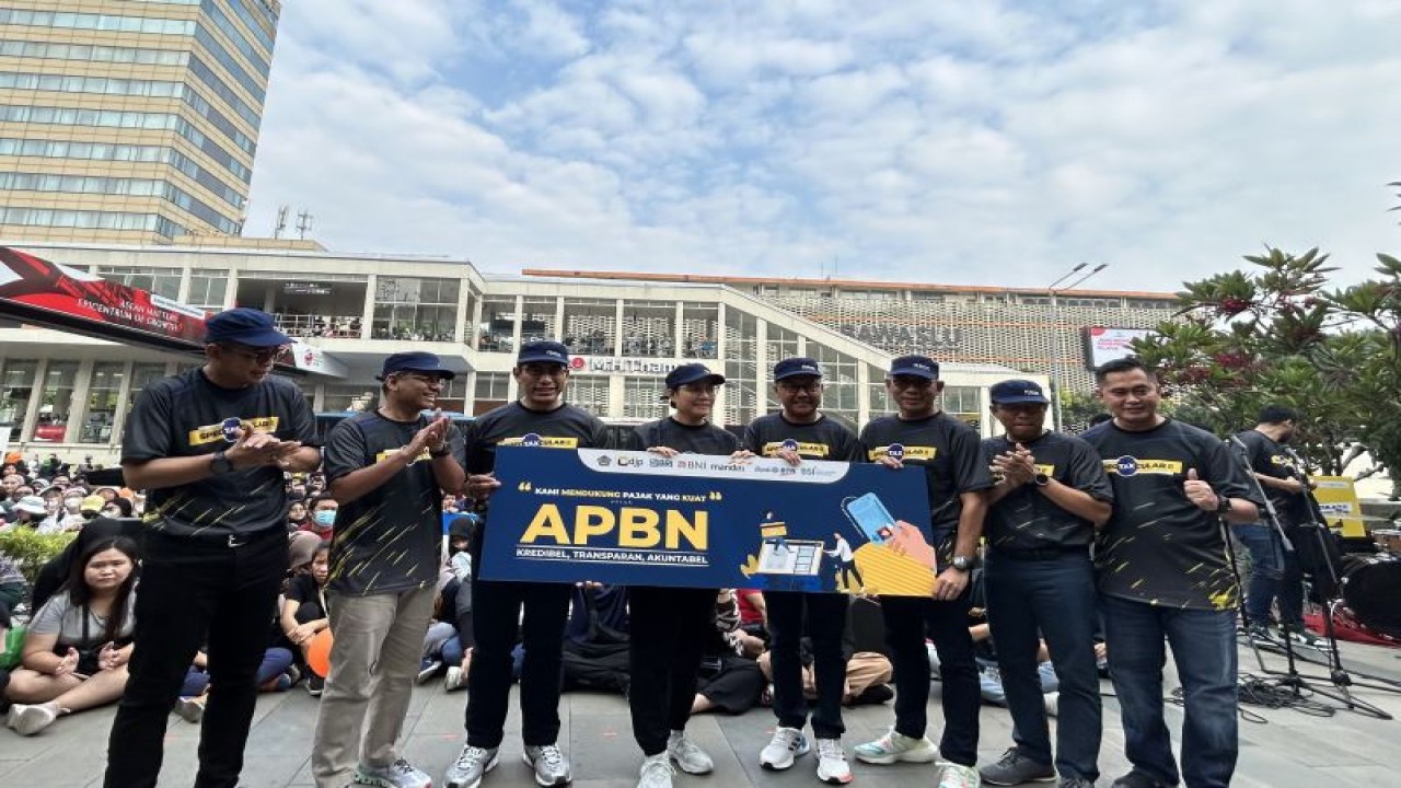 Menteri Keuangan Sri Mulyani (tengah) saat acara Kampanye Simpatik Perpajakan Spectaxcular 2023 di Sarinah, Jakarta, Minggu (6/8/2023). ANTARA/Kuntum Riswan.