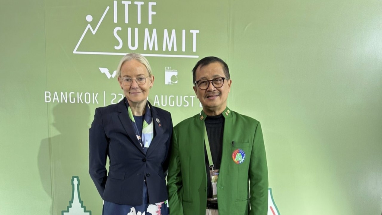 Komjen Pol (Purn) Oegroseno bersama Presiden ITTF Ms.Petra Sorling dalam ITTF meeting di Bangkok Thailand