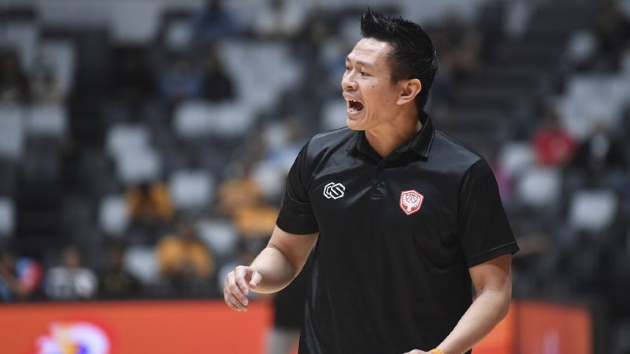 Pelatih Indonesia Patriots Youbel Sondakh memberikan instruksi kepada pemainnya saat melawan Timnas basket Uni Emirat Arab dalam laga Indonesia International Basketball Invitational (IIBI) 2023 di Indonesia Arena, Senayan, Jakarta, Sabtu (5/8/2023). Indonesia Patriots kalah dari Uni Emirat Arab dengan skor akhir 74-86. ANTARA FOTO/M Risyal Hidayat/nym.