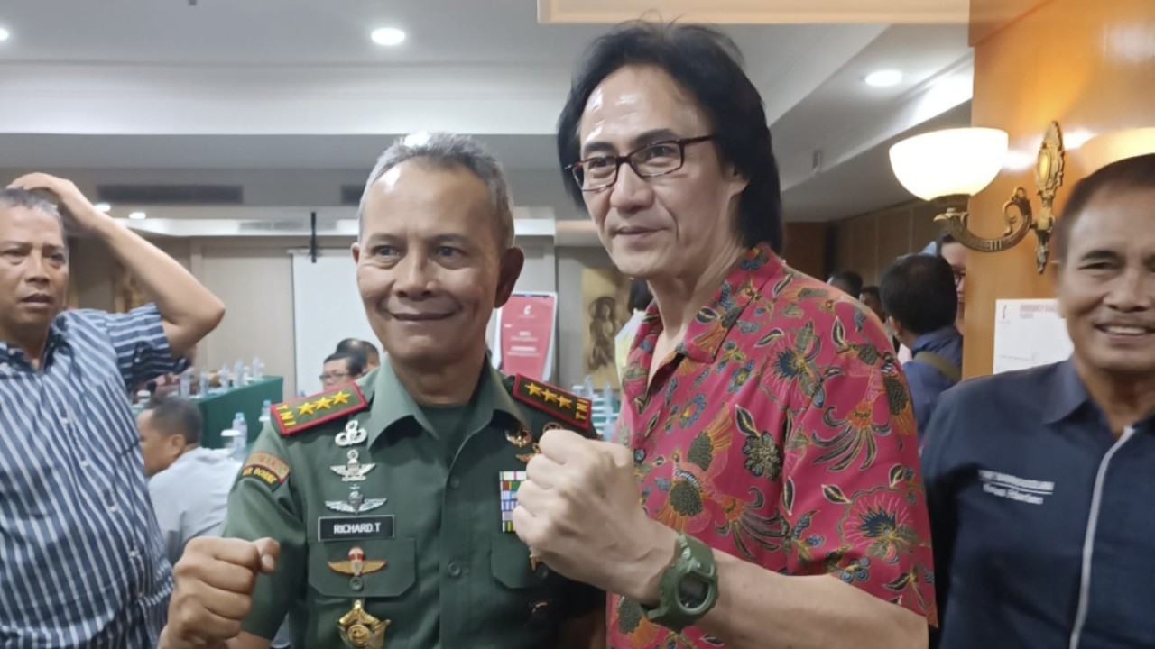 Letjen TNI Richard Tampubolon (kiri) bersama mantan taekwondoin nasional dan Olympian Lamting