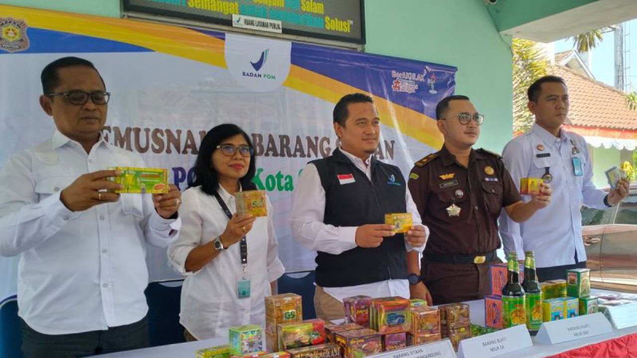 Loka Pom Surakarta Dengan Jajaran Terkait Memperlihatkan Sejumlah Obat