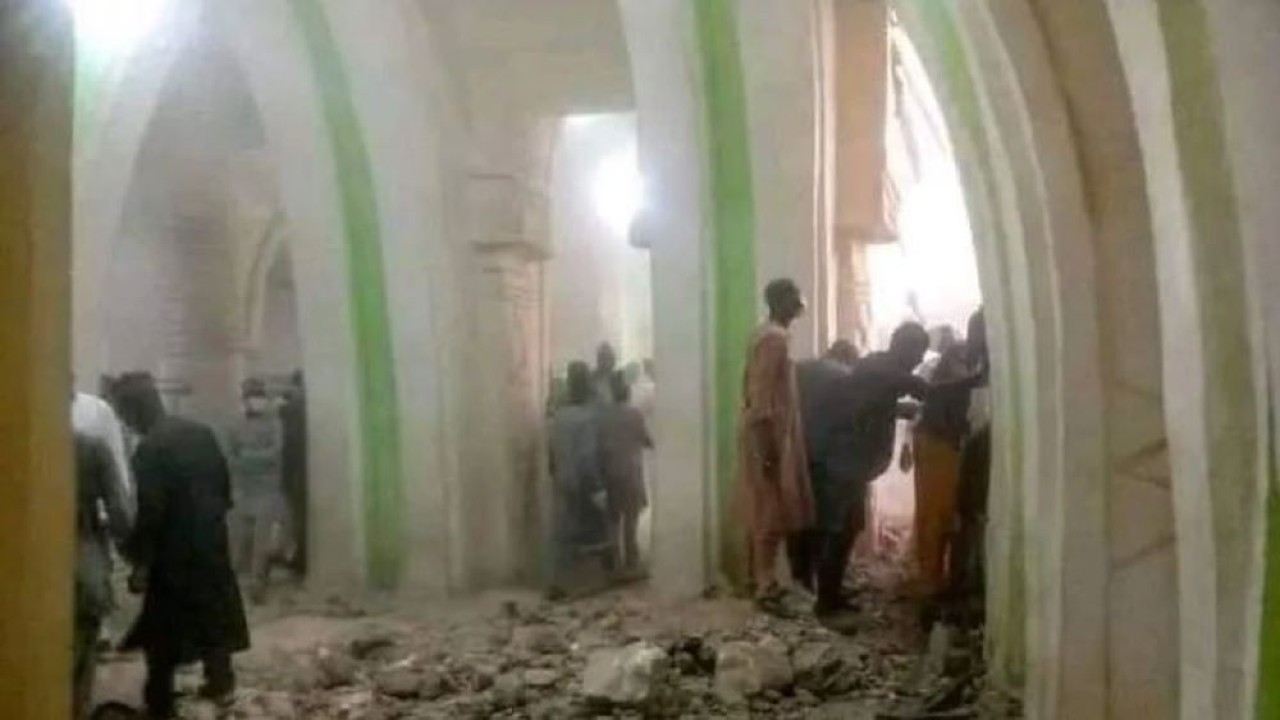 Sebagian bangunan sebuah masjid ambruk saat jamaah di dalamnya sedang melaksanakan sholat Jumat. (Istimewa)
