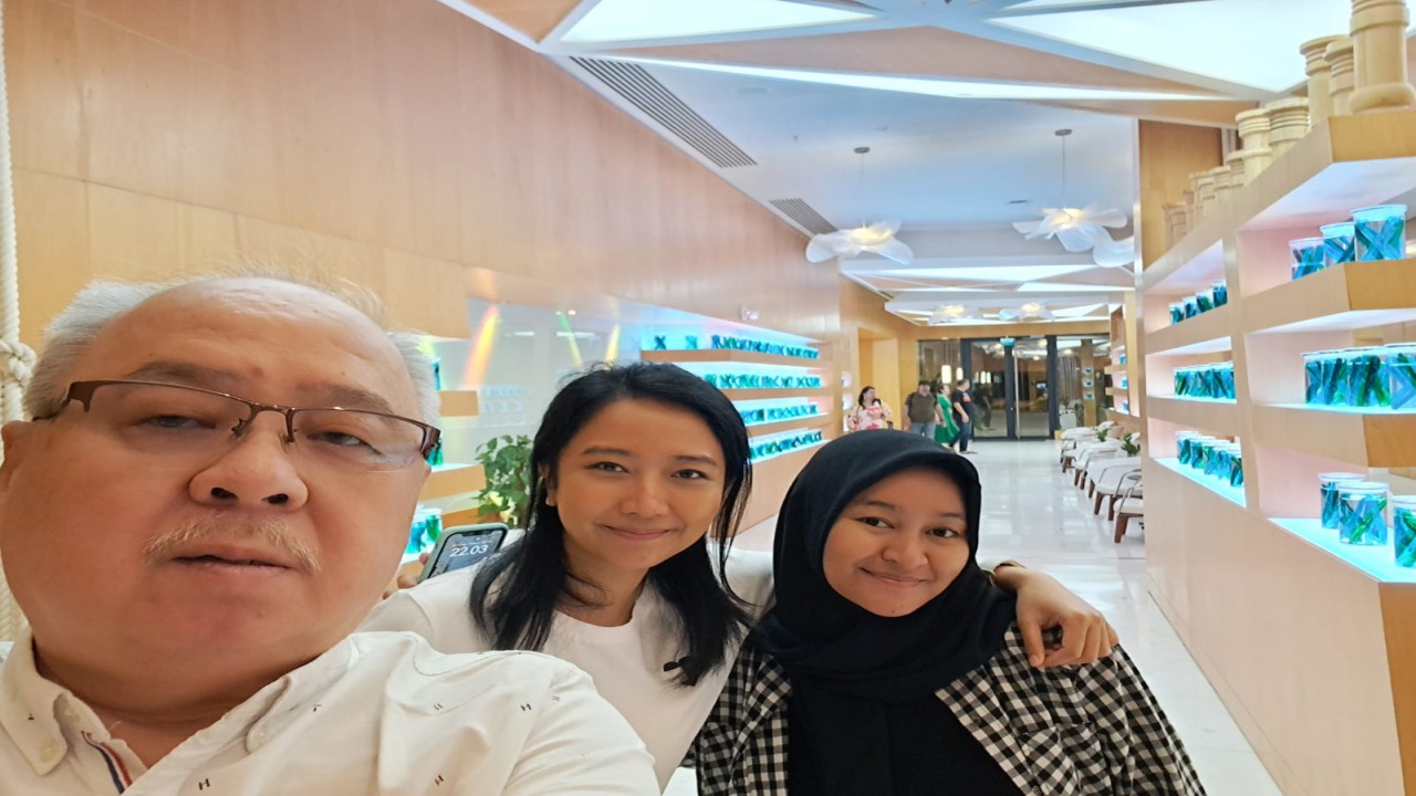 Medina Warda Aulia (kanan) bersama rekannya MI Irene Kharisma Sukandar (tengah) dan Kabid Binpres PB Percasi Kristianus Liem/Foto: Kristinaus Liem